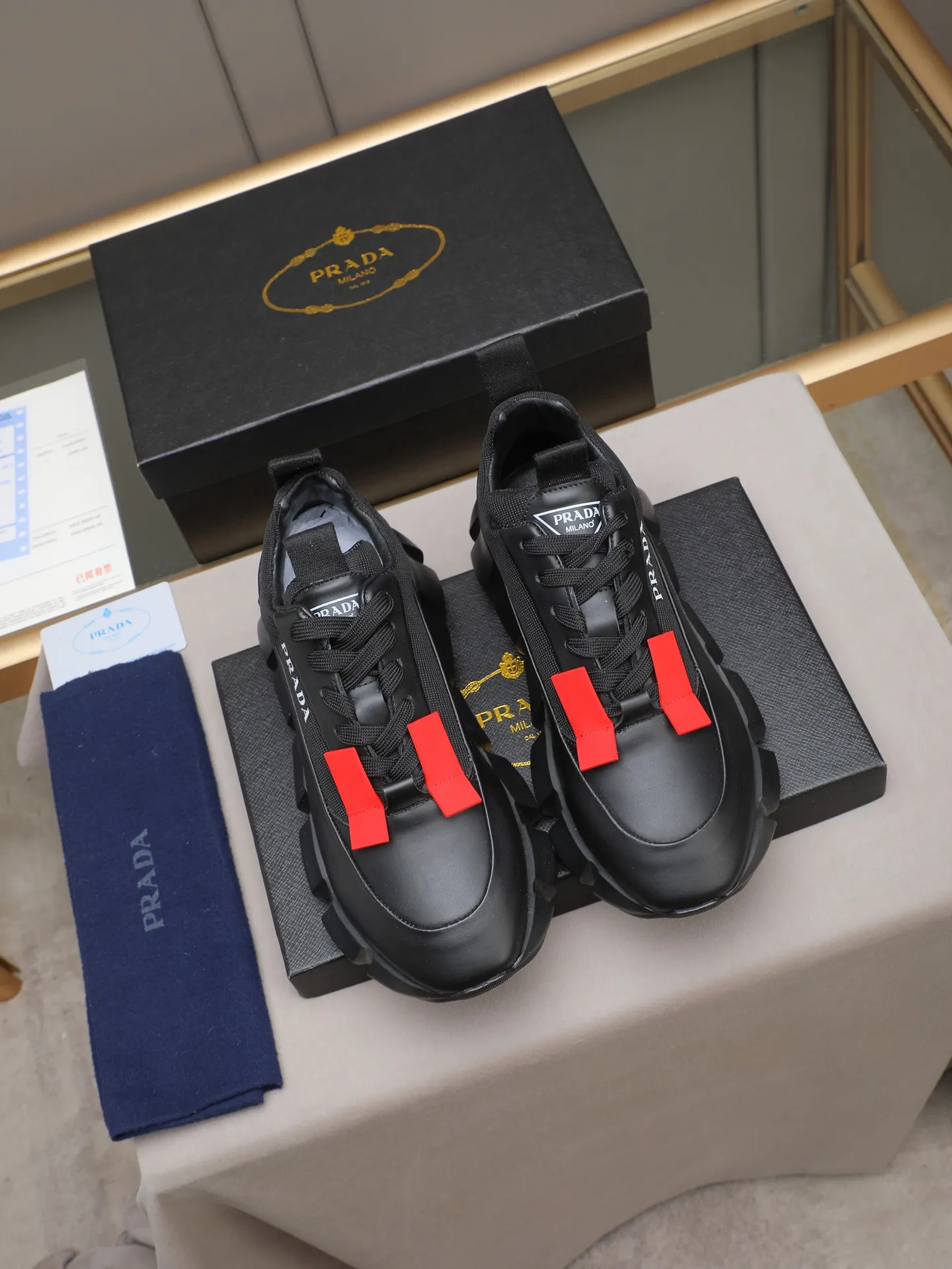 PP500 PRADA/Prada men's lace-up casual sports shoes, the upper is made of imported first-layer calfskin, soft, comfortable and breathable ➕ washed sheepskin lining! The tongue is decorated with the PRADA brand letter logo. The rubber thick sole echoes the red label tongue. The style is fashionable and elegant. The details are carefully crafted. A casual sports shoe with a super western style and excellent breathability!  Size: 38-44 (45 46 customized)